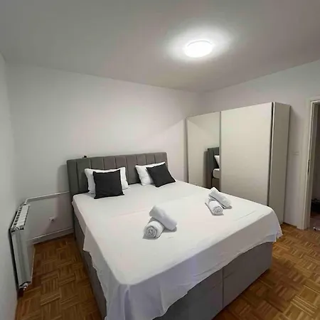 Suzzy 아파트 스플리트